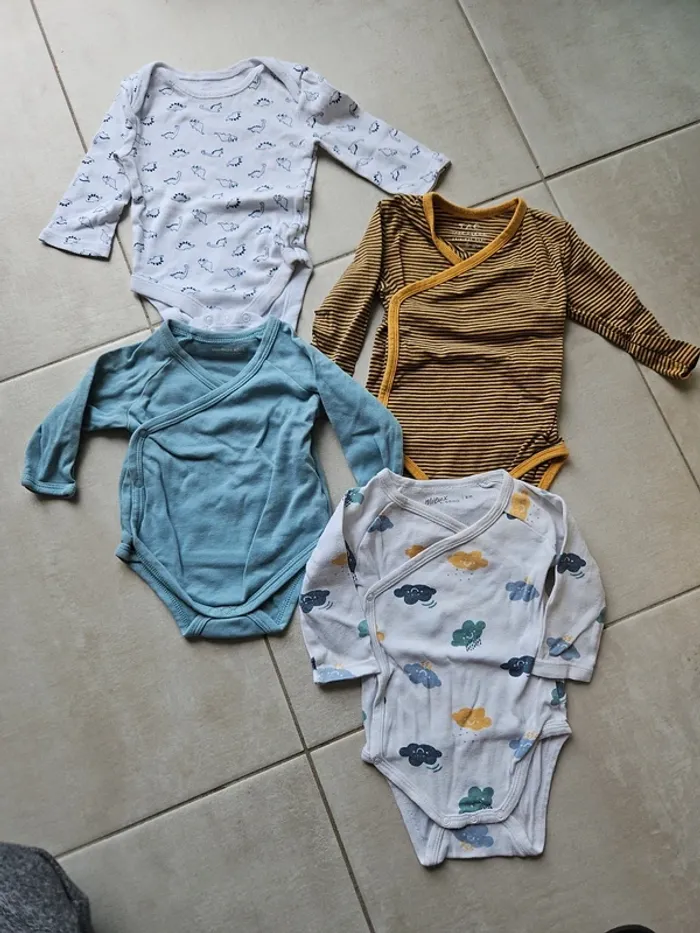 Lot bodies 6 mois