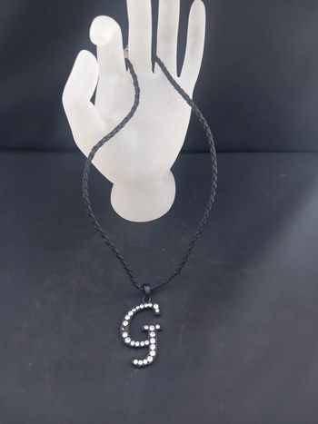 Collier avec pendentif lettres