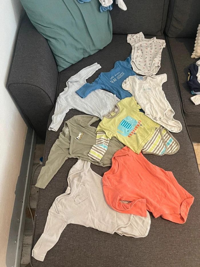 Lot Bodies 6 mois