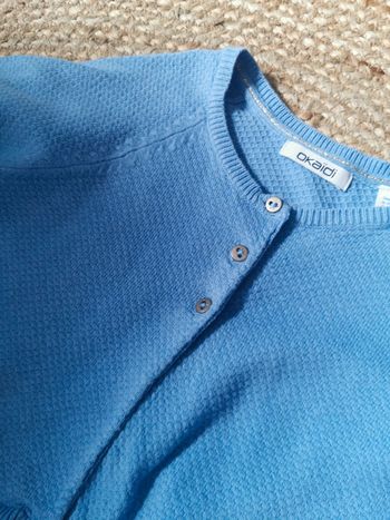 Gilet court okaidi bleu ciel gaufré a boutons 6 ans super etat