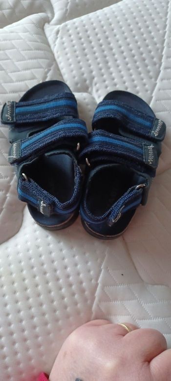 Très belles paires de sandales bébé garçon Pointure 23