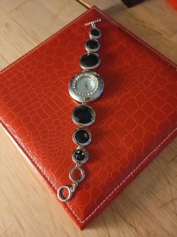 Superbe montre argent et strass noirs