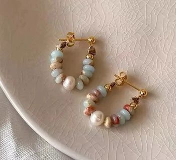 Boucles d'oreilles avec perles et pierres de couleur élégantes