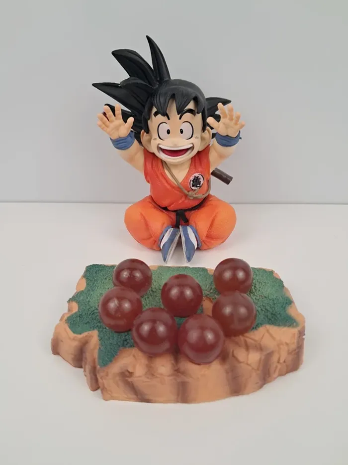 Figurine Son Goku Enfant avec les 7 boules de crystal - Dragon Ball