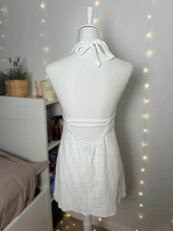Mini robe blanche été dos nu Bershka taille M style romantique - photo numéro 3