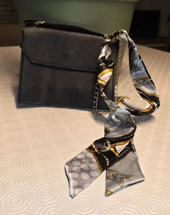 Sac à main noir chaîne avec petit foulard décoratif