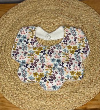 Bavoir fleur fleurs multicolores 