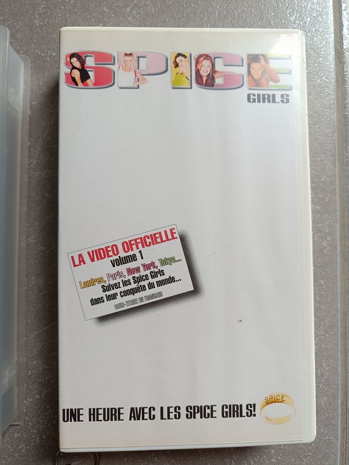 Lot de Lot de 2 cassettes VHS Spice Girls et un porte-clés. - photo numéro 3