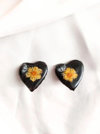 Boucle d'oreille a clip cœur noir avec fleurs jaunes