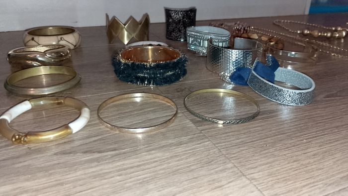 Différents bijoux, bracelets et colliers - photo numéro 9
