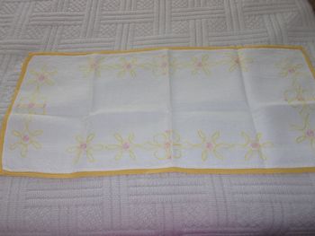 napperon brodé main rectangle 32 x 73 cm