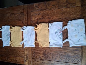 Lot de 6 bodies sans manches en coton bio de marque Tex Baby