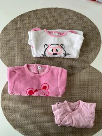 2 pyjamas et 1 body taille 0mois (naissance)