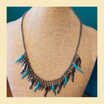 Collier chaîne argentée avec pampilles gouttes argent et turquoise – original et tendance