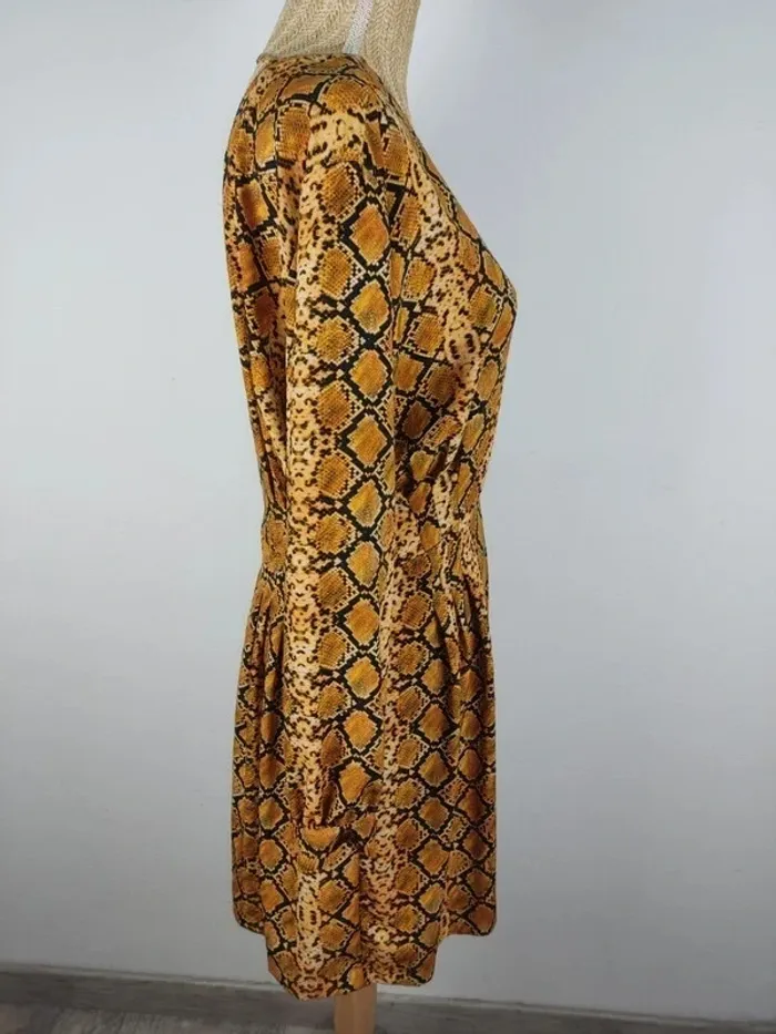 Robe mi-longue manches longues dos en V motif imprimé python noir brun beige taille M Mango - photo numéro 3