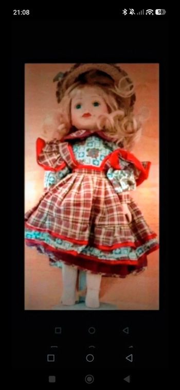 Poupée en porcelaine 