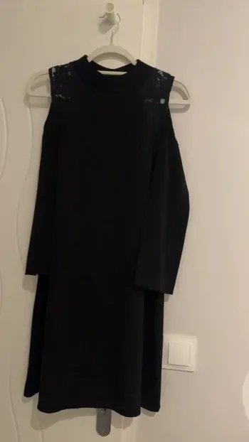 Robe noir épaule ouverte
