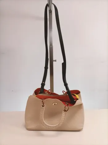 Sac à main Tommy Hiffiger beige rouge porté épaule bandoulière