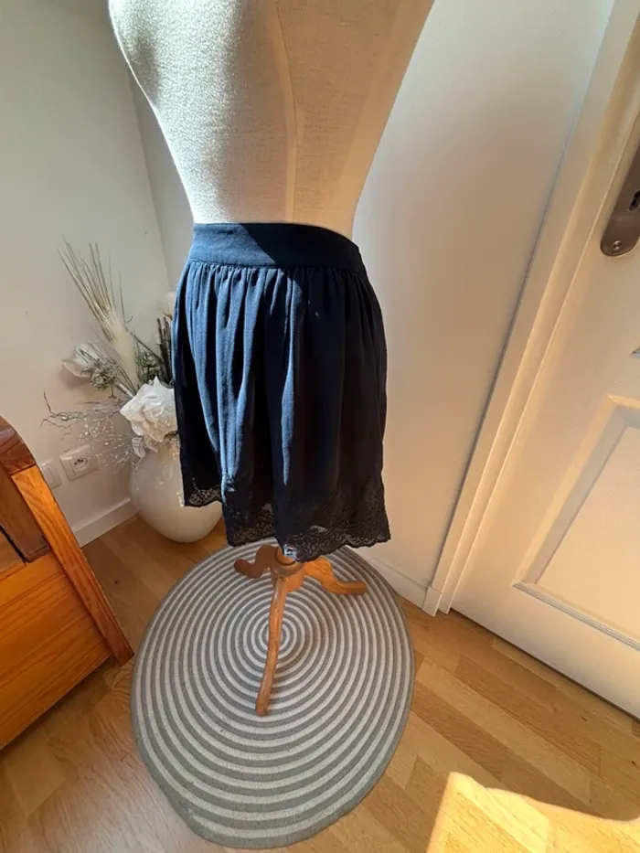 Sublime jupe courte bleu marine et dentelle brodée - Camaïeu - T38 - photo numéro 10