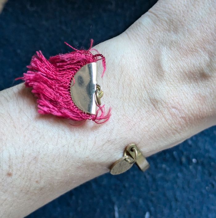 Bracelet fantaisie avec pompom - photo numéro 2