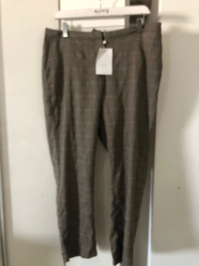 Pantalon tailleur léger . neuf . Taille 44