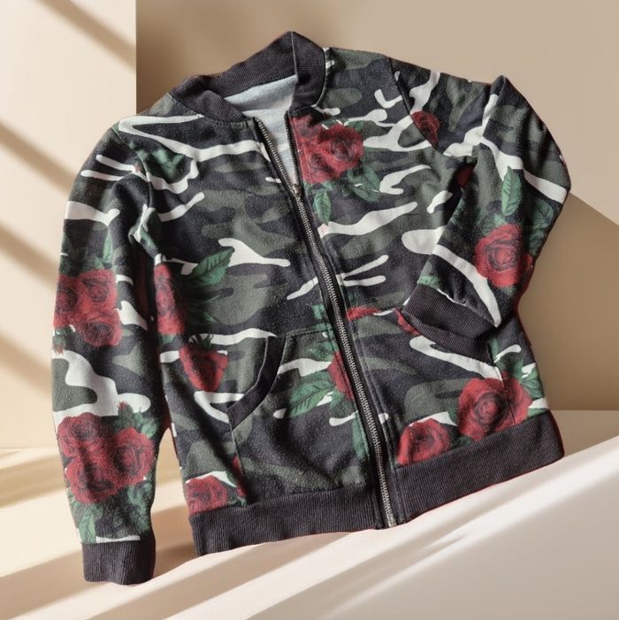 Superbe veste zippée camouflage et roses