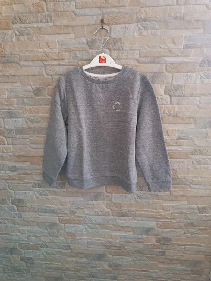 Sweat gris Kiabi 5A. - photo numéro 1