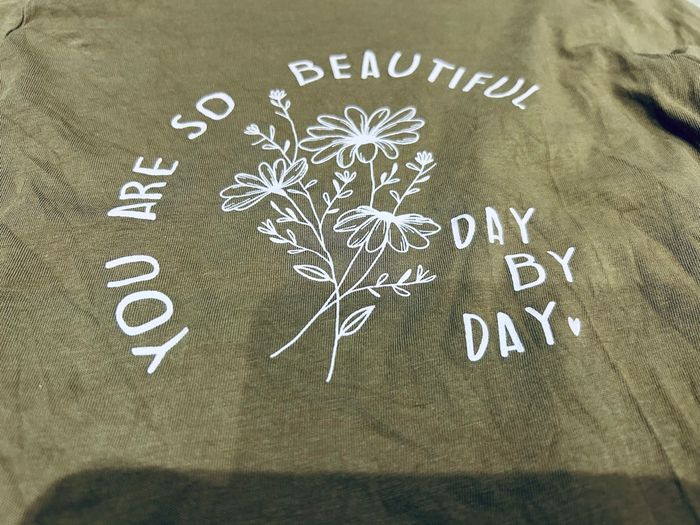 Teeshirt manches longues marron claire avec écriture rose 8 ans - photo numéro 2