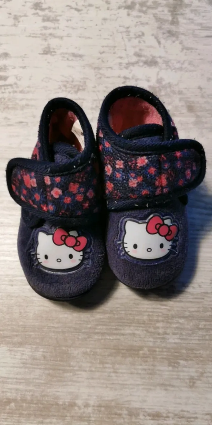 Chausson Hello Kitty pointure 19 bleu marine et rose
