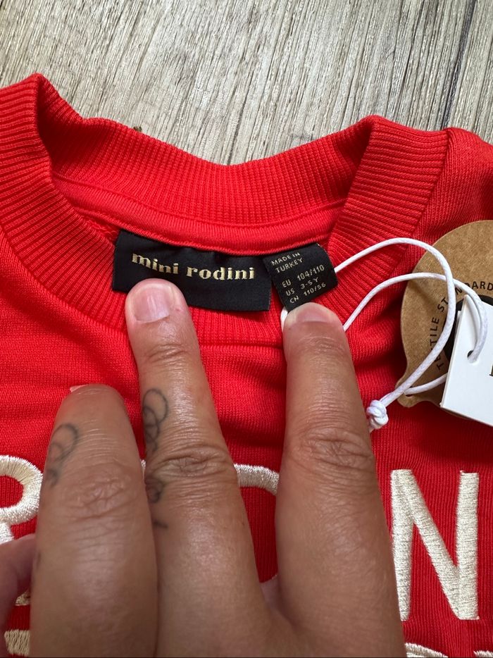 Pull sweat rouge brodé mini rodini 3/5 ans neuf - photo numéro 3