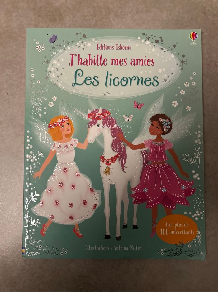 Livre avec autocollant