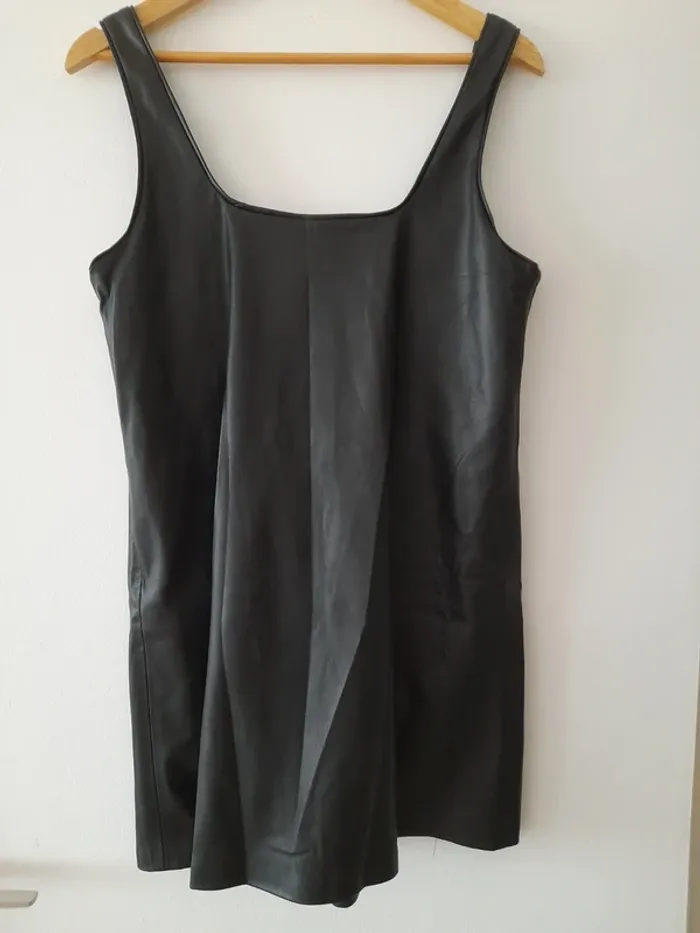 Robe courte à bretelles simili cuir Zara - photo numéro 4