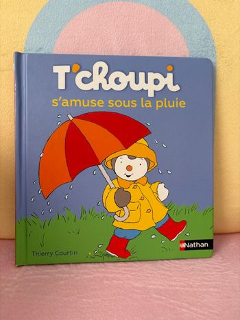 T’choupi s’amuse sous la pluie.