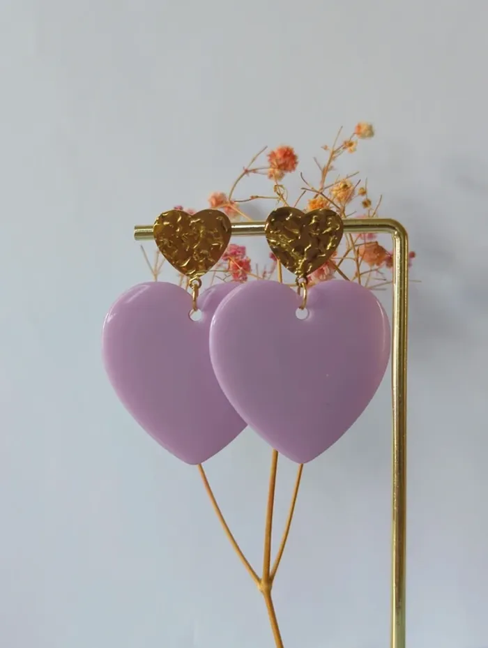 Boucles d'oreilles pendantes double coeur lilas doré