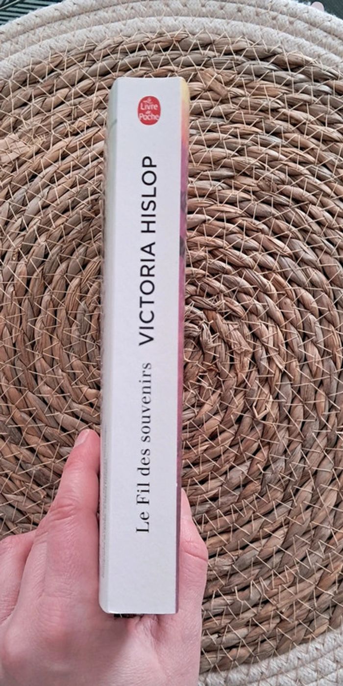 Livre Le fil des souvenirs Victoria Hislop - photo numéro 3