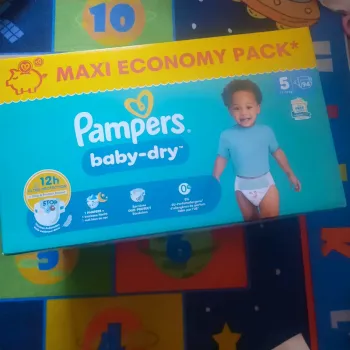 94 Couches pampers baby dry taille 5 neuf