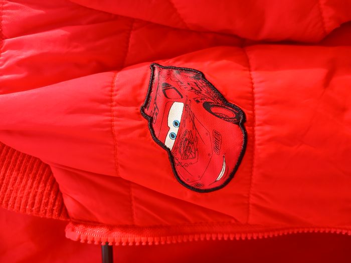 Blouson garçon rouge DISNEY PIXAR / CARS Taille 7/8 ans en bon état - photo numéro 4