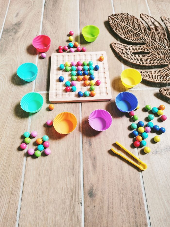 🌈Jeu de dextérité avec billes multicolores et plateau en bois Montessori