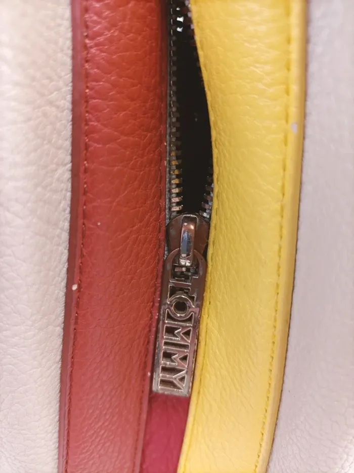 Sac à main Tommy Hiffiger beige rouge porté épaule bandoulière - photo numéro 10