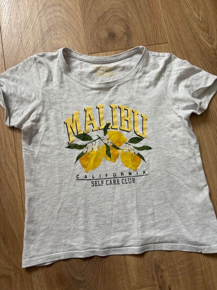 T-shirt gris jaune malibu fille 9 ans primark