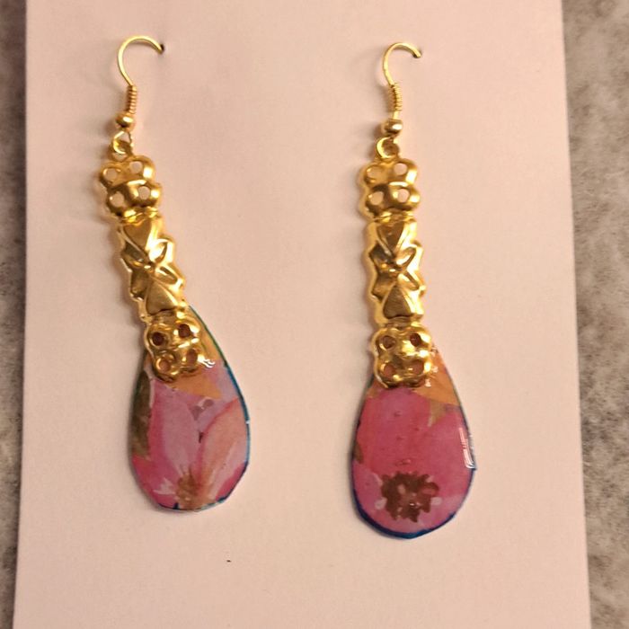 Boucles d'oreilles pendante en résine rose florale et doré - photo numéro 5