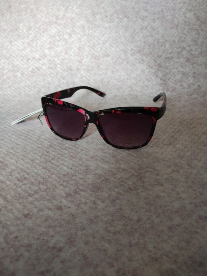 Superbe paire de lunettes de soleil  Jennyfer uv 400 - photo numéro 3