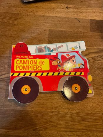 Livre cartonné Une journée avec camion de pompiers