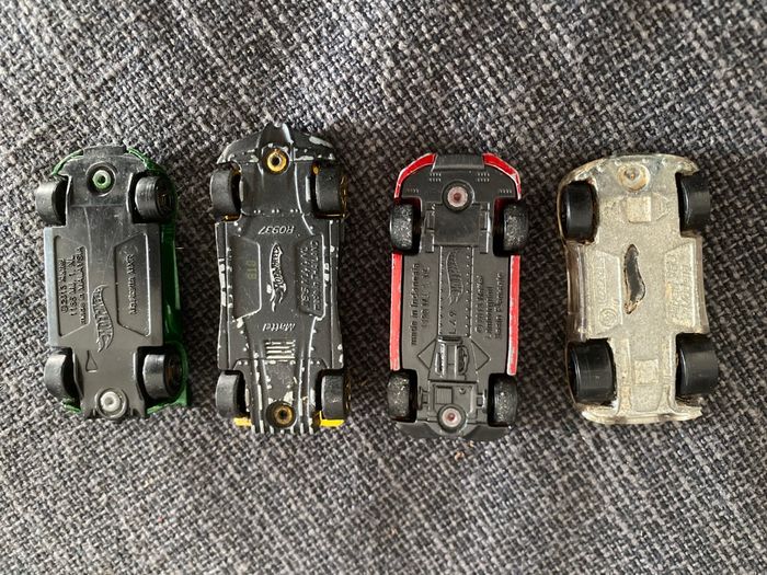 4 petites voitures hot wheels - photo numéro 3