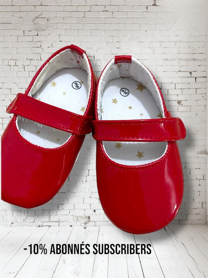 Une paire de ballerines pointure 19/20