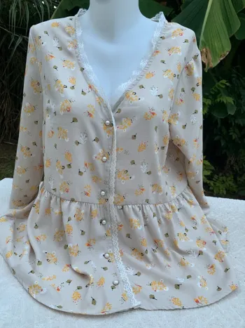 Blouse blanche porte taille 44 -2XL manches longues beige fleuris