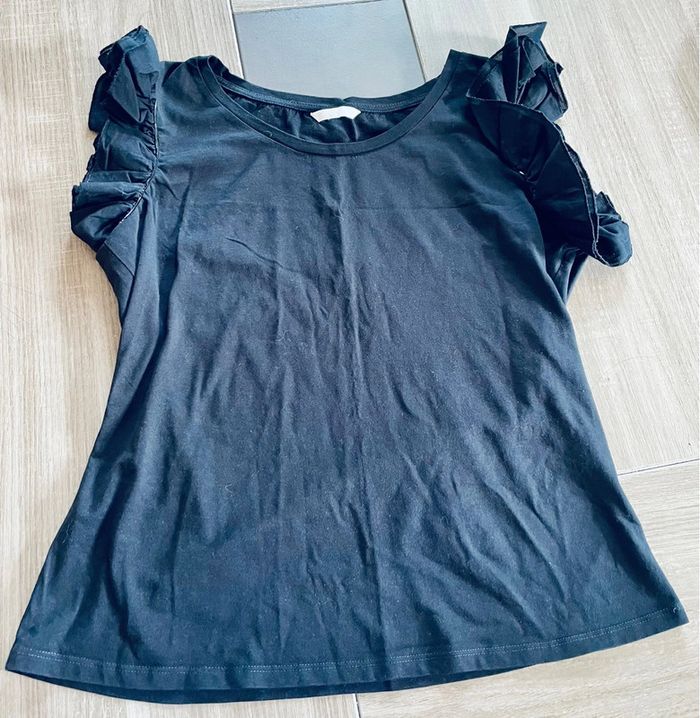 T-shirt noir à volants