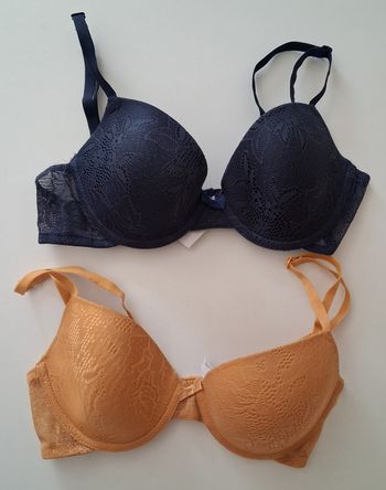 Lot de deux mêmes soutien-gorge de couleur différente