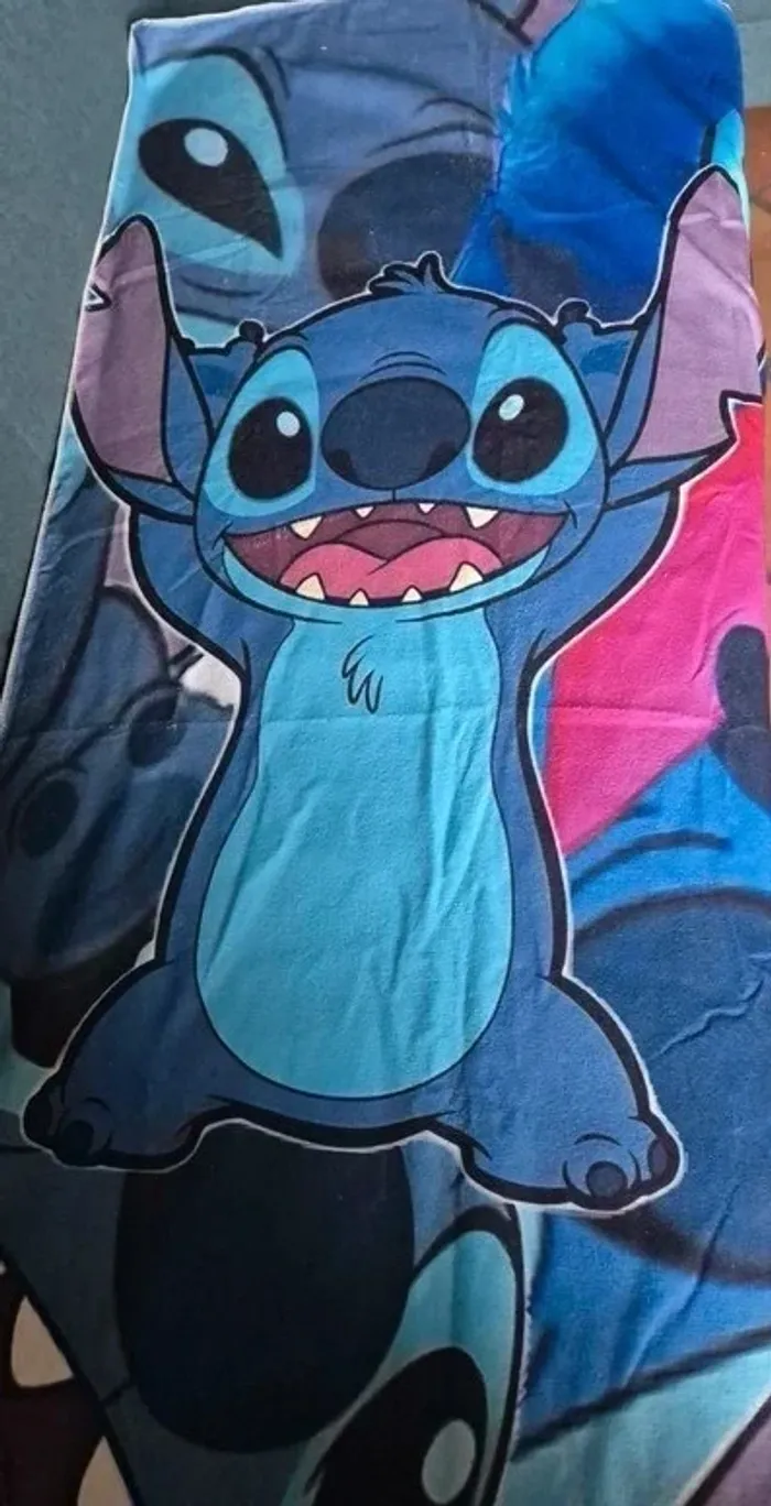 🌴 Serviette de plage Stitch – Fun, Douceur & Soleil !