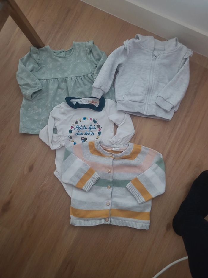 Ensemble lot de 3 pull gilet et 2 bodies taille 6 mois